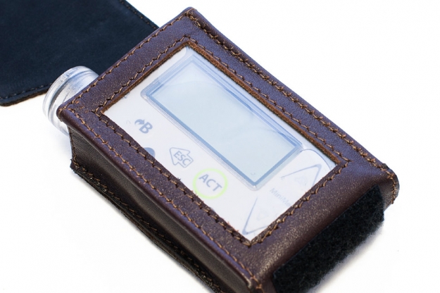 Кожаный чехол для инсулиновой помпы Медтроник ММТ- 640G, MMT-720, MMT-740, MMT-780 для ношения на ремне  М-5 ГОРИЗОНТАЛЬНЫЙ  коричневый